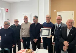 Il sindaco Ezio Donadio insieme il presidente provinciale Acli di Cuneo Elio Lingua e al segretario provinciale Michele Fattoruso durante la consegna della targa
